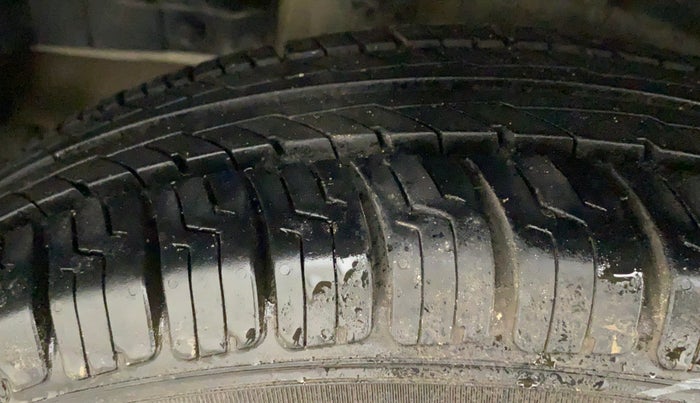 2011 Maruti Swift LXI, Petrol, Manual, 52,400 km, Right Rear Tyre Tread