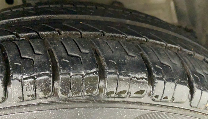 2011 Maruti Swift LXI, Petrol, Manual, 52,400 km, Right Front Tyre Tread