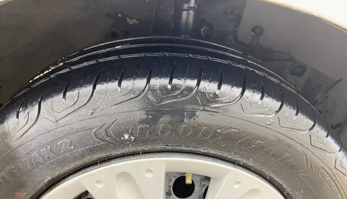 2014 Honda Brio S MT, Petrol, Manual, 67,673 km, Right Front Tyre Tread