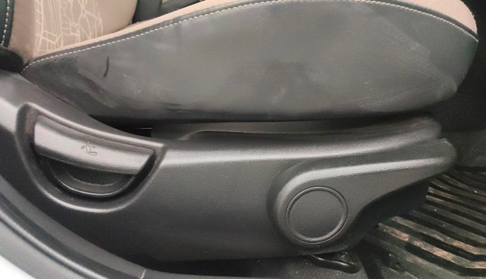 2016 Hyundai Xcent SX AT 1.2 (O), Petrol, Automatic, 31,826 km, Driver Side Adjustment Panel