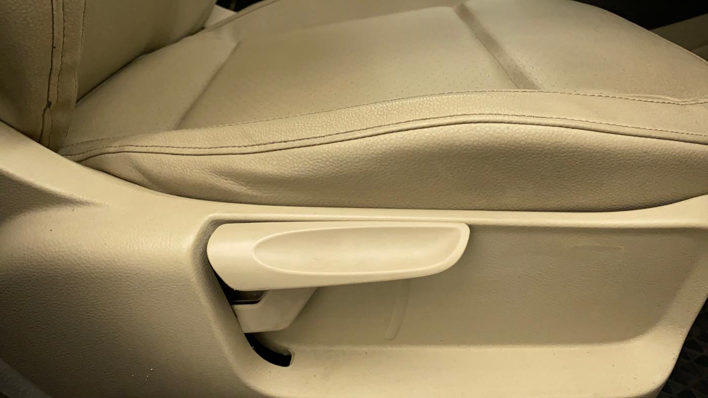 2014 Volkswagen Vento HIGHLINE PETROL AT, Petrol, Automatic, 61,888 km, Driver Side Adjustment Panel