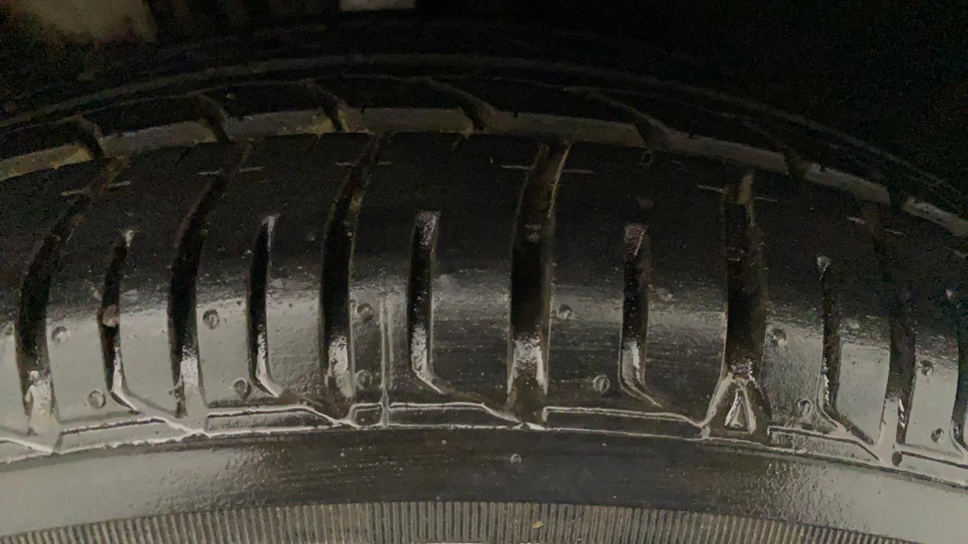 2014 Volkswagen Vento HIGHLINE PETROL AT, Petrol, Automatic, 61,888 km, Right Front Tyre Tread