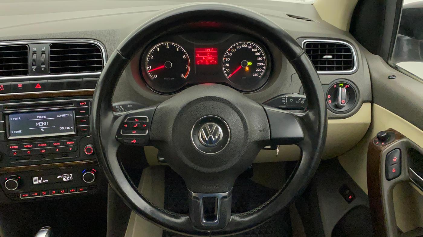 2014 Volkswagen Vento HIGHLINE PETROL AT, Petrol, Automatic, 61,888 km, Steering Wheel Close Up