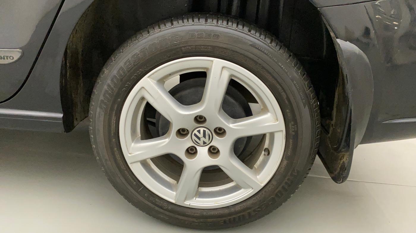2014 Volkswagen Vento HIGHLINE PETROL AT, Petrol, Automatic, 61,888 km, Left Rear Wheel