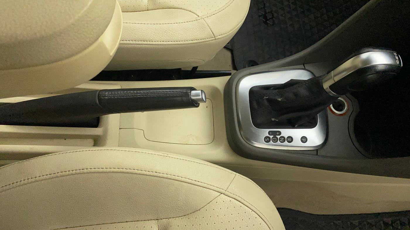 2014 Volkswagen Vento HIGHLINE PETROL AT, Petrol, Automatic, 61,888 km, Gear Lever