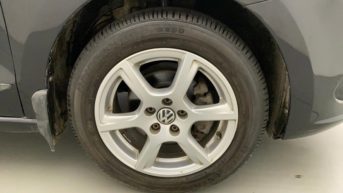 2014 Volkswagen Vento HIGHLINE PETROL AT, Petrol, Automatic, 61,888 km, Right Front Wheel