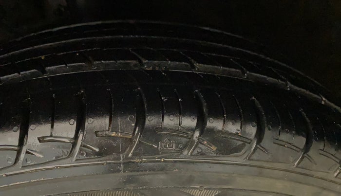2016 Maruti Baleno DELTA PETROL 1.2, Petrol, Manual, 43,993 km, Left Front Tyre Tread