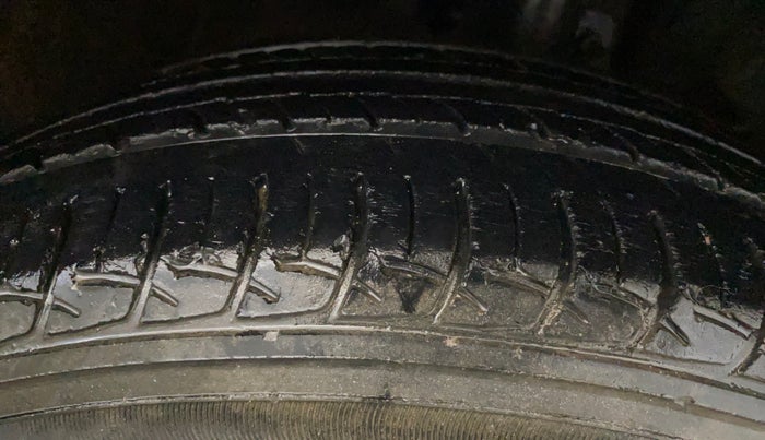 2016 Maruti Baleno DELTA PETROL 1.2, Petrol, Manual, 43,993 km, Right Front Tyre Tread