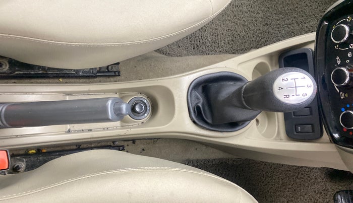2016 Nissan Terrano XL (P), Petrol, Manual, 83,888 km, Gear Lever