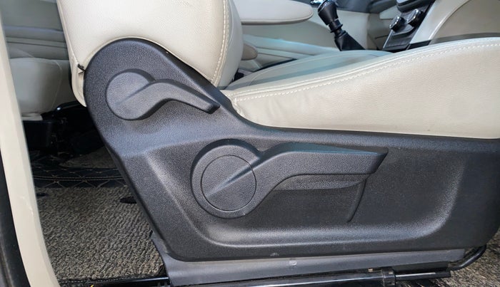 2018 Mahindra MARAZZO M8 7 STR, Diesel, Manual, 57,465 km, Driver Side Adjustment Panel