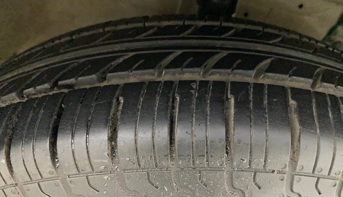 2012 Maruti Swift VXI, Petrol, Manual, 34,096 km, Right Front Tyre Tread