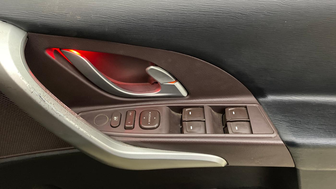 2014 Mahindra XUV500 W6, Diesel, Manual, 70,772 km, Driver Side Door Panels Control