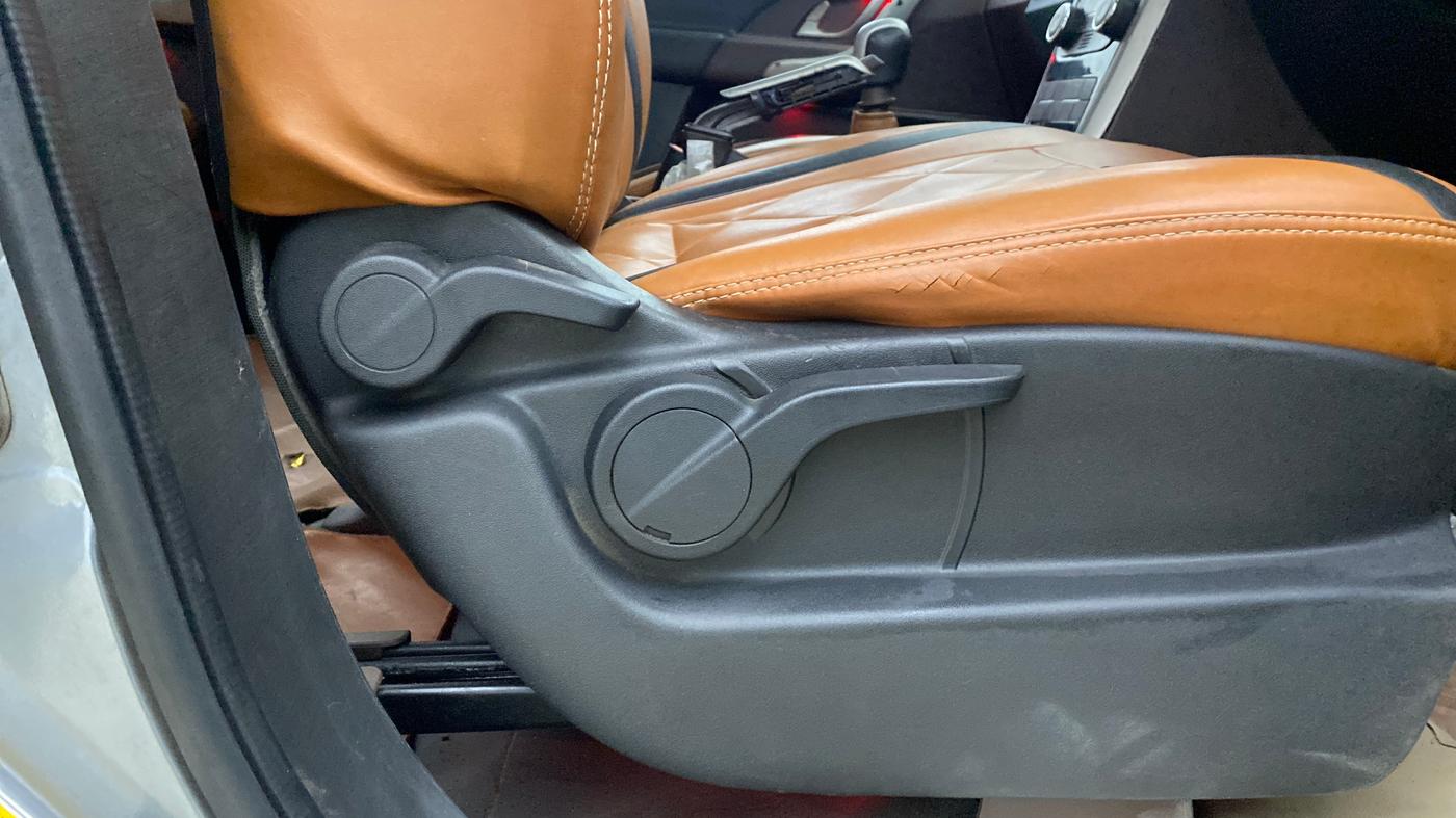 2014 Mahindra XUV500 W6, Diesel, Manual, 70,772 km, Driver Side Adjustment Panel