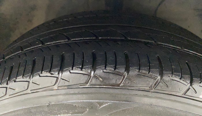 2013 Toyota Etios G, Petrol, Manual, 86,992 km, Right Front Tyre Tread