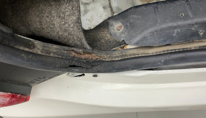 2013 Toyota Etios G, Petrol, Manual, 86,992 km, Dicky (Boot door) - Weather strip has minor damage