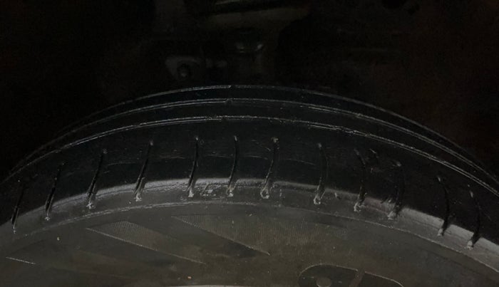 2017 Maruti Wagon R 1.0 LXI, CNG, Manual, 99,236 km, Right Front Tyre Tread