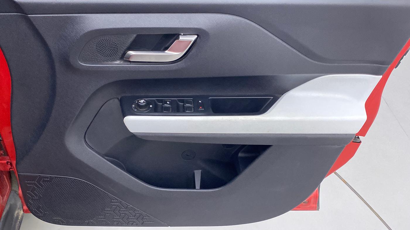 2022 Tata PUNCH CREATIVE AMT 1.2 RTN DUAL TONE, Petrol, Automatic, 3,750 km, Driver Side Door Panels Control