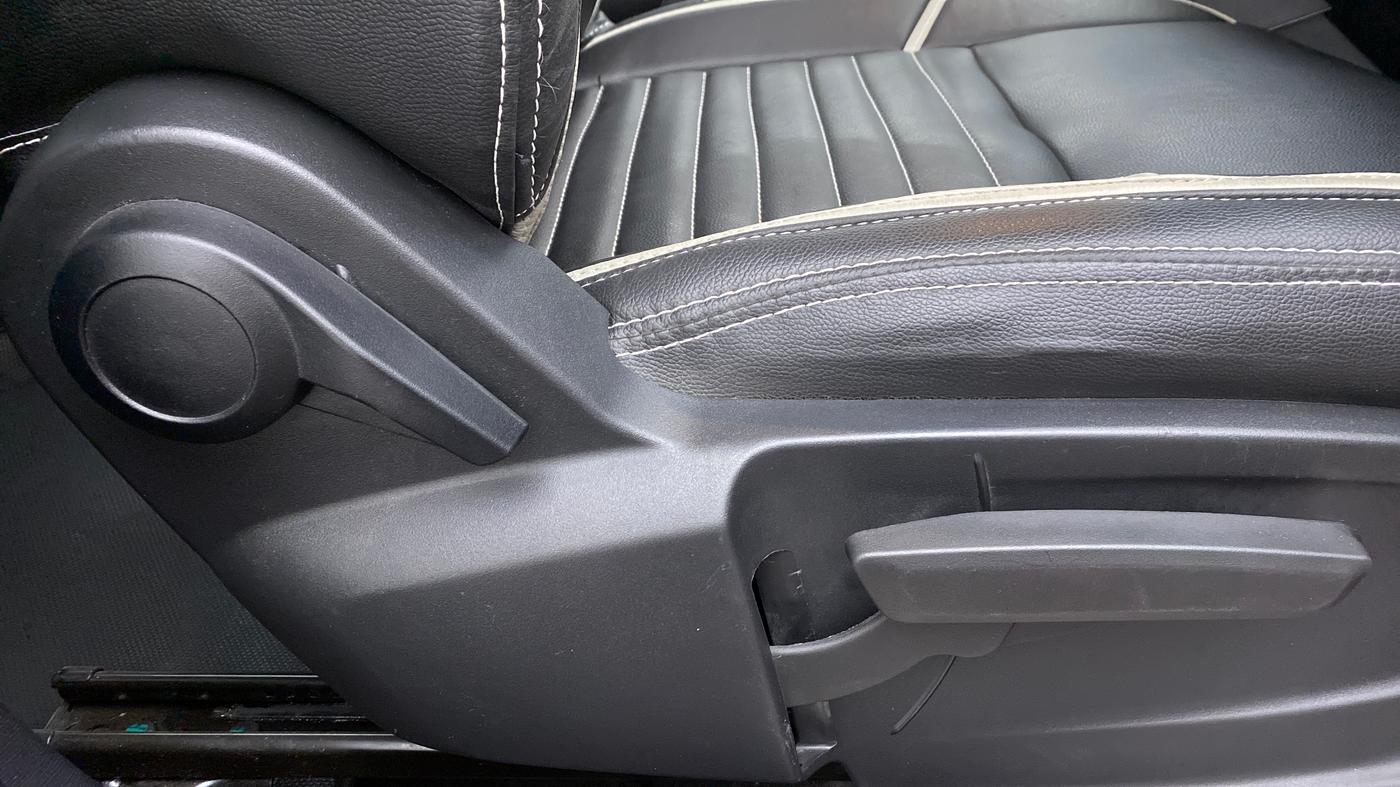 2022 Tata PUNCH CREATIVE AMT 1.2 RTN DUAL TONE, Petrol, Automatic, 3,750 km, Driver Side Adjustment Panel