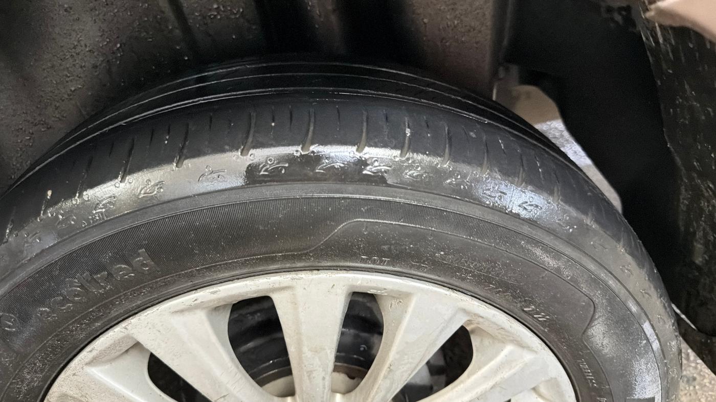 2017 Maruti Ciaz ZETA 1.4  MT PETROL, Petrol, Manual, 90,694 km, Left Rear Tyre Tread