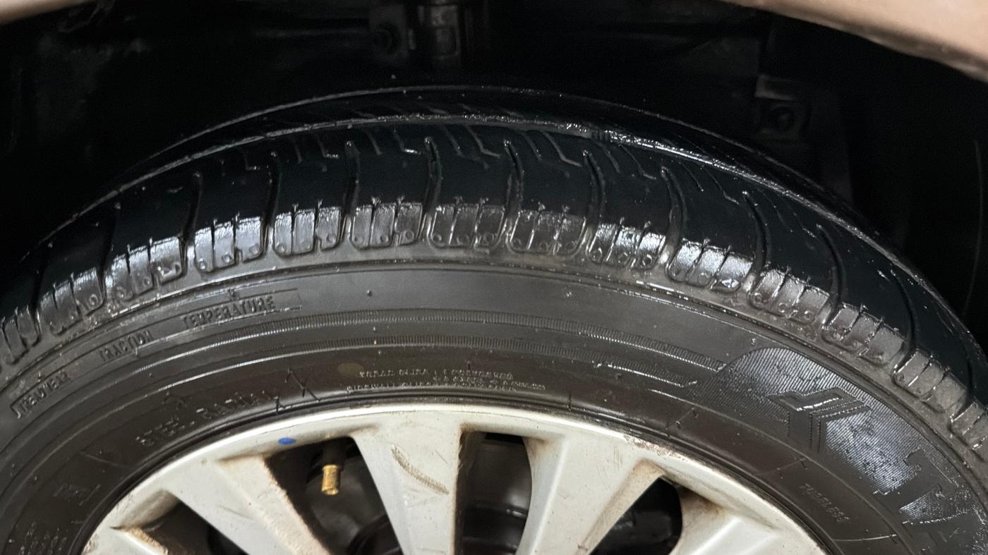 2017 Maruti Ciaz ZETA 1.4  MT PETROL, Petrol, Manual, 90,694 km, Right Front Tyre Tread