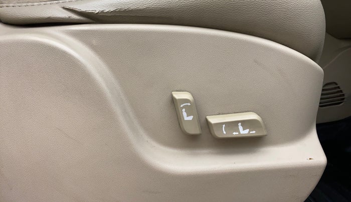 2017 Mahindra XUV500 W10, Diesel, Manual, 65,122 km, Driver Side Adjustment Panel