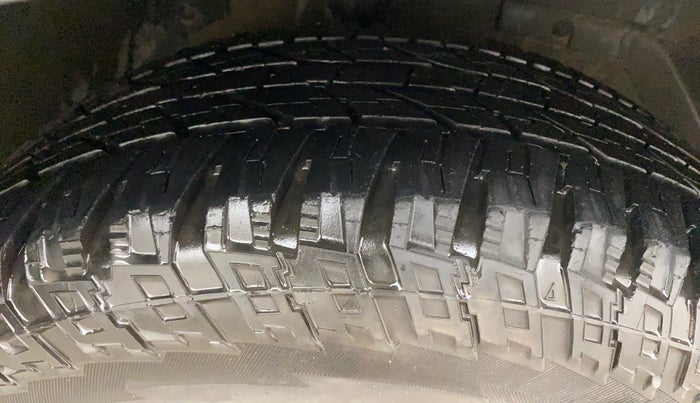 2017 Mahindra XUV500 W10, Diesel, Manual, 65,122 km, Right Front Tyre Tread