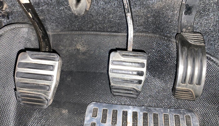 2017 Mahindra XUV500 W10, Diesel, Manual, 65,122 km, Pedals