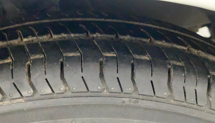 2013 Hyundai i10 MAGNA 1.2, CNG, Manual, 74,994 km, Right Front Tyre Tread