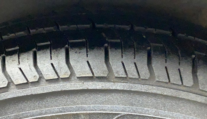 2013 Hyundai i10 MAGNA 1.2, CNG, Manual, 74,994 km, Right Rear Tyre Tread