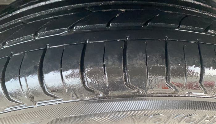 2018 Maruti Ciaz DELTA 1.5 SHVS MT PETROL, Petrol, Manual, 1,40,421 km, Right Rear Tyre Tread