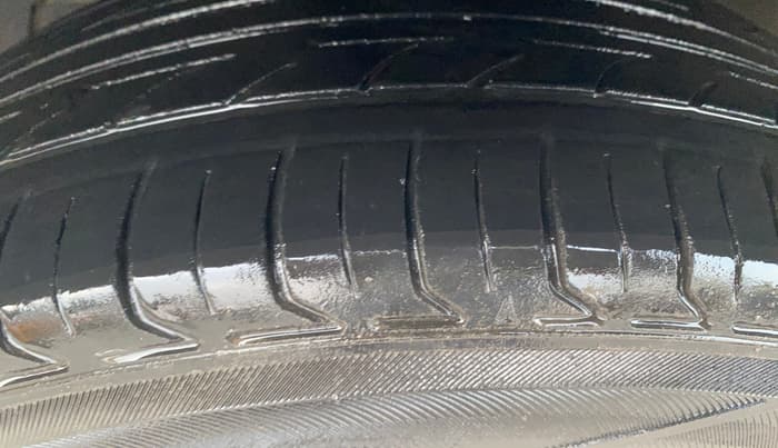 2018 Maruti Ciaz DELTA 1.5 SHVS MT PETROL, Petrol, Manual, 1,40,421 km, Left Front Tyre Tread