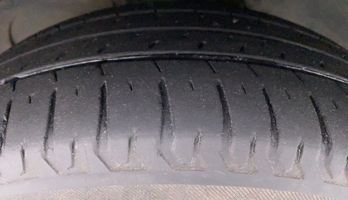 2010 Ford Figo 1.2 TITANIUM DURATEC, Petrol, Manual, 61,906 km, Left Front Tyre Tread