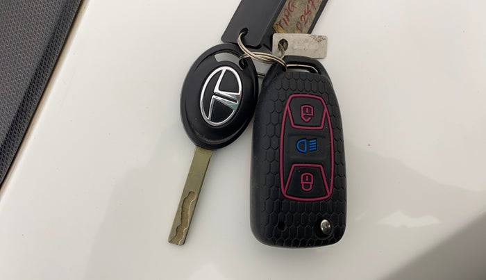 2022 Tata Tiago XT CNG, CNG, Manual, 99,275 km, Key Close Up