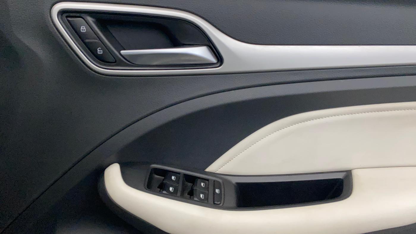 2022 MG ASTOR SAVVY 1.5 CVT, Petrol, Automatic, 90,017 km, Driver Side Door Panels Control