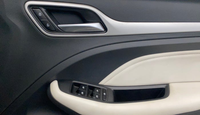 2022 MG ASTOR SAVVY 1.5 CVT, Petrol, Automatic, 90,017 km, Driver Side Door Panels Control