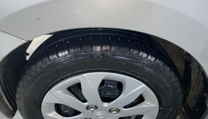 2018 Hyundai Eon SPORTZ, Petrol, Manual, 21,845 km, Left Front Tyre Tread