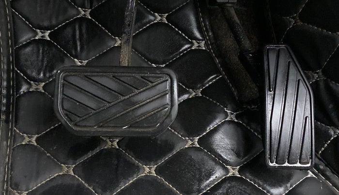 2022 Maruti XL6 ALPHA AT, Petrol, Automatic, 19,512 km, Pedals