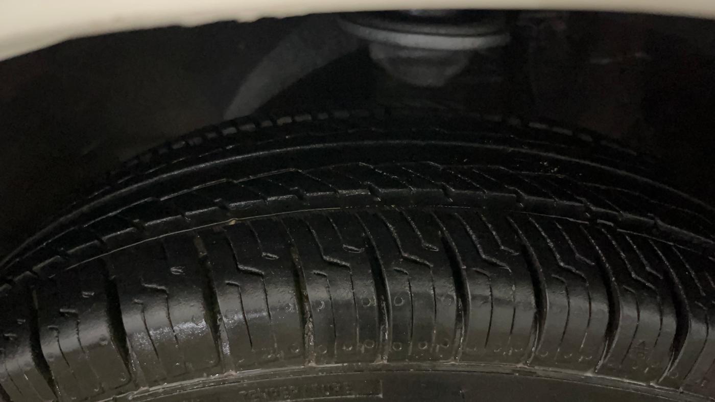 2015 Maruti Alto 800 LXI, Petrol, Manual, 24,402 km, Left Front Tyre Tread