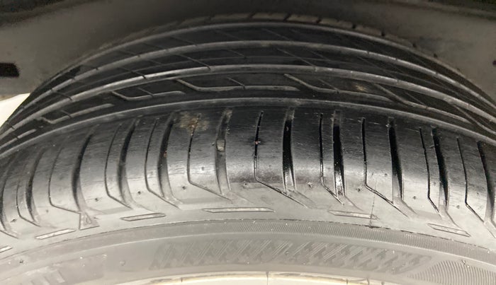 2016 Toyota Innova Crysta 2.4 ZX 7 STR, Diesel, Manual, 1,54,960 km, Right Rear Tyre Tread