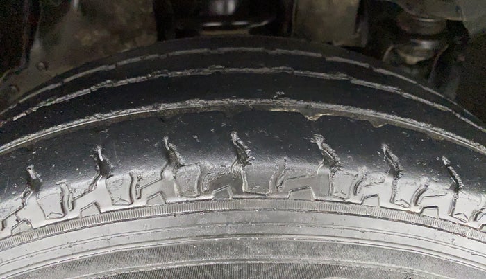 2017 Mahindra TUV300 T 10 MT Dual Tone, Diesel, Manual, 70,416 km, Right Front Tyre Tread