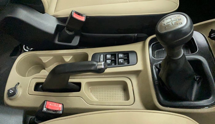 2017 Mahindra TUV300 T 10 MT Dual Tone, Diesel, Manual, 70,416 km, Gear Lever