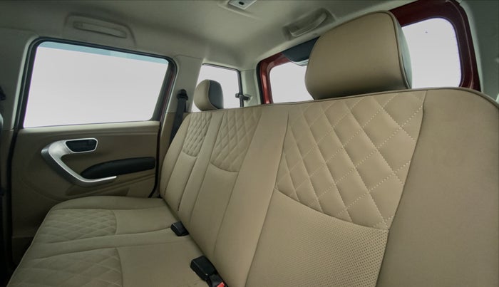 2017 Mahindra TUV300 T 10 MT Dual Tone, Diesel, Manual, 70,416 km, Right Side Rear Door Cabin