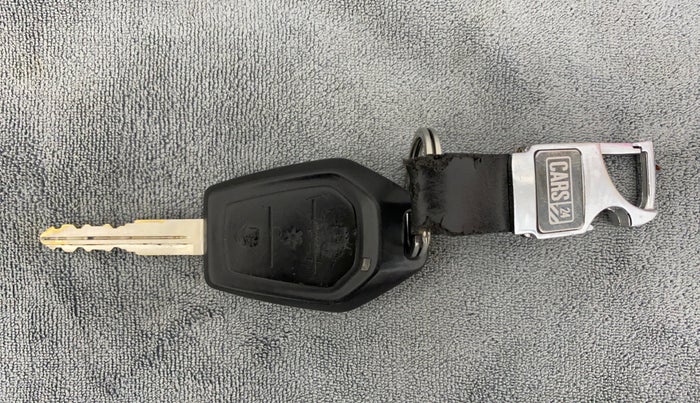 2017 Mahindra TUV300 T 10 MT Dual Tone, Diesel, Manual, 70,416 km, Key Close Up
