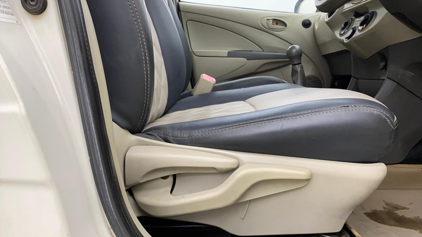 2015 Toyota Etios Liva G, Petrol, Manual, 91,886 km, Driver Side Adjustment Panel