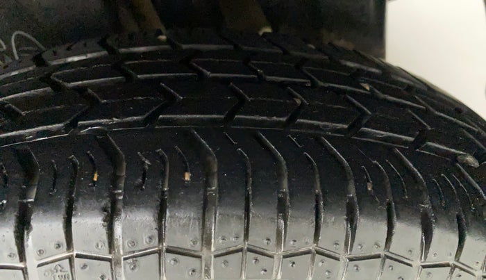 2017 Maruti Swift LXI (O), Petrol, Manual, 27,468 km, Left Rear Tyre Tread