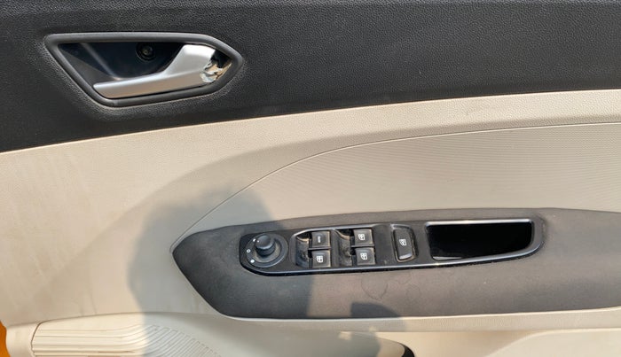 2019 Renault TRIBER RXZ, Petrol, Manual, 55,247 km, Driver Side Door Panels Control