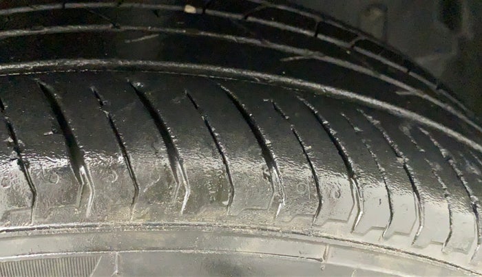 2021 Nissan MAGNITE XL, Petrol, Manual, 42,546 km, Right Front Tyre Tread