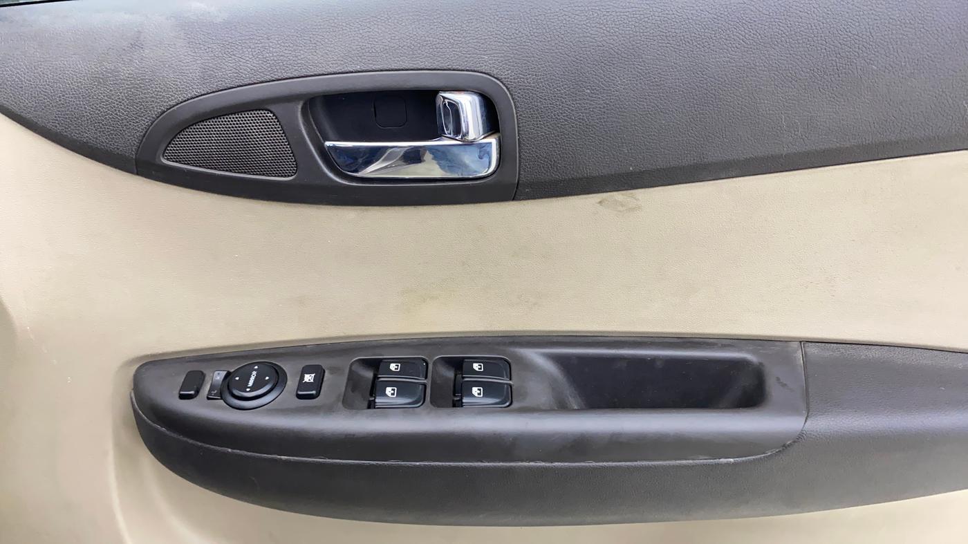 2014 Hyundai Elite i20 ASTA 1.2, Petrol, Manual, 1,17,603 km, Driver Side Door Panels Control