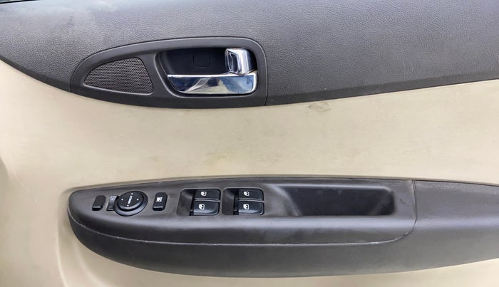 2014 Hyundai Elite i20 ASTA 1.2, Petrol, Manual, 1,15,781 km, Driver Side Door Panels Control