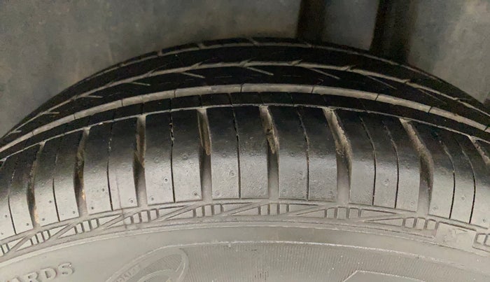 2015 Maruti Ciaz ZDI SHVS, Diesel, Manual, 87,250 km, Left Rear Tyre Tread